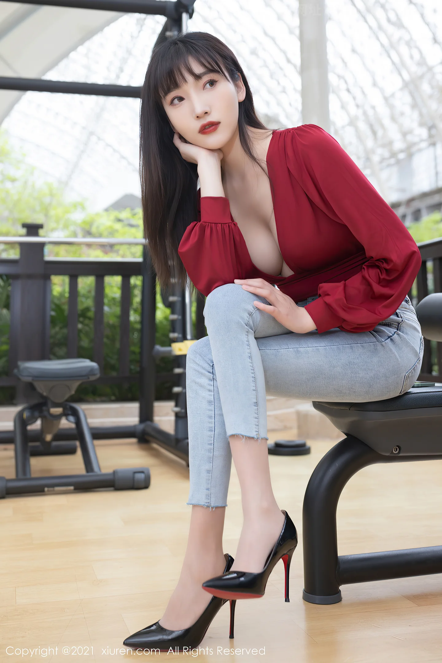 图片[4]-[XiuRen秀人网]VOL.3505 嫩模陆萱萱成都旅拍私房脱牛仔裤露猩红连体衣完美诱惑写真73P-秀人网官方网站